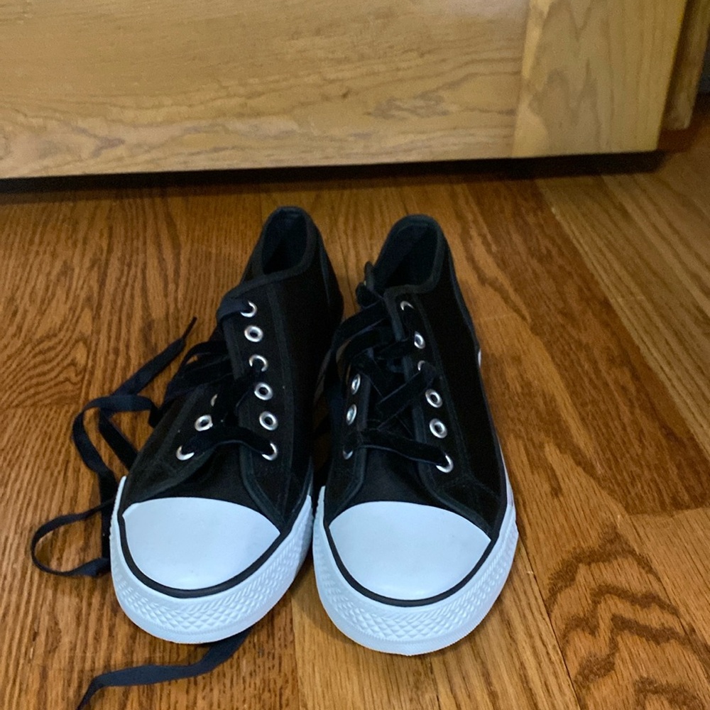 Twiggy London black low top sneakers - women’s size 8.5